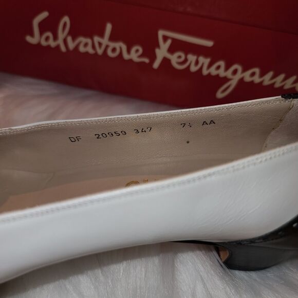 SALVATORE FERRAGAMO VINTAGE PUMP HEELS (7.5AA) - Picture 5 of 13